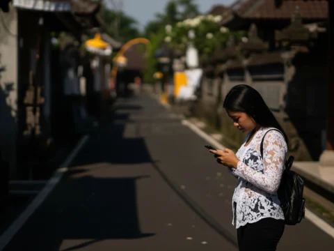 apakah saat nyepi boleh main hp