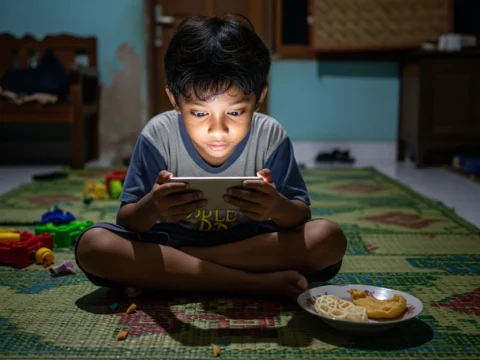 anak kecil kebanyakan main hp